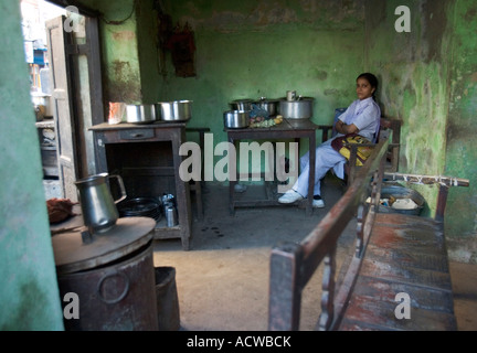 La donna in un verde di stallo alimentare Varanasi Benares India Foto Stock