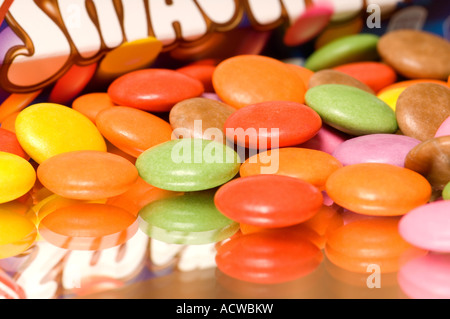 Primo piano sui dolci rivestiti di zucchero Smarties Foto Stock