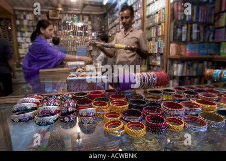 Baubles e gioielli nel principale mercato di Varanasi Benares India Foto Stock