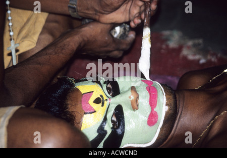 Kathakali faccia fare fino in preparazione per un display del Sud classico danza indiana Foto Stock