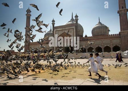 Le ragazze a Caccia di colombe in la Jama Masjid moschea principale di Delhi in India Foto Stock