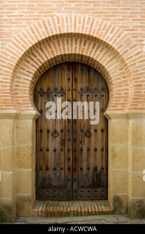 Un splendidamente restaurata porta nel vecchio quartiere ebraico accanto alla Mezquita di Cordova, in Andalusia Andalusia, sud della Spagna Foto Stock