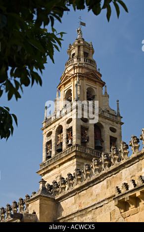 La Toree del Alminar, un mix originale del minareto e il Cristiano del campanile della cattedrale di Cordoba, Andalusia, Spagna Foto Stock