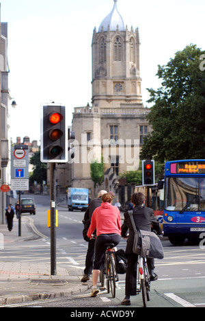 I ciclisti in pista ciclabile al semaforo, Oxford, Oxfordshire, England, Regno Unito Foto Stock