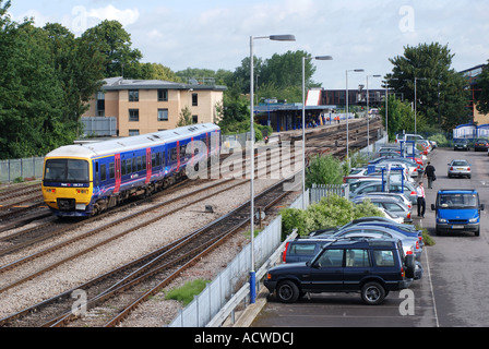 Primo grande classe occidentale 166 diesel si avvicina in treno stazione di Oxford, Oxfordshire, England, Regno Unito Foto Stock