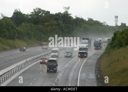 Autostrada M40 in condizioni piovose, Warwickshire, Inghilterra, Regno Unito Foto Stock