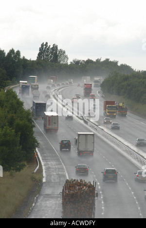 Autostrada M40 in condizioni piovose, Warwickshire, Inghilterra, Regno Unito Foto Stock