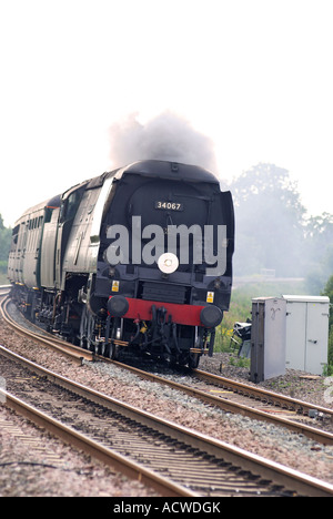 Battaglia di Bretagna classe locomotiva a vapore "Tangmere' scendendo Hatton Banca, Warwickshire, Inghilterra, Regno Unito Foto Stock