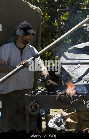 Fabbro addensarsi forge alla fiera medievale a Butron castello vicino Gatika, Paesi Baschi Foto Stock