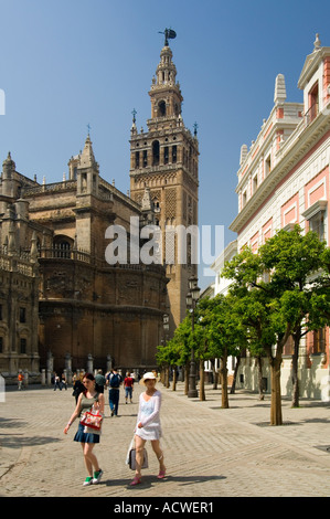 La famosa Giralda minareto torre campanaria presso la grande cattedrale gotica di Siviglia Foto Stock