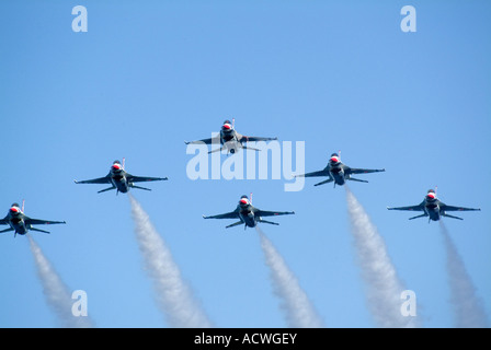 Sei jet da combattimento sono battenti in una formazione a freccia Foto Stock