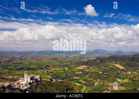 Basilica di San Francesco e il panorama circostante di campagna in Umbria Assisi Italia Italia Europa UE Foto Stock