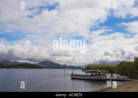 Luss Loch Lomond piccola gita in barca in primavera sulla giornata di sole Stirlingshire Highland Scozia UK GB Isole britanniche Foto Stock