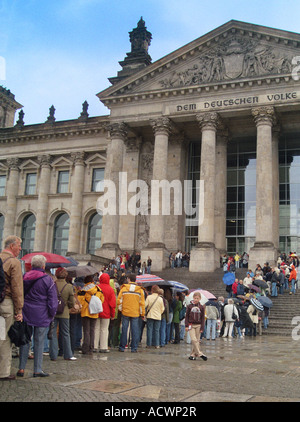 Coda di fronte al Reichstag Building, Germania Berlino Foto Stock