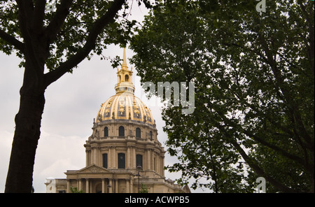 Colore immagine orizzontale della cupola e la metà superiore di Les Invalides visto attraverso gli alberi in Parigi Francia Foto Stock