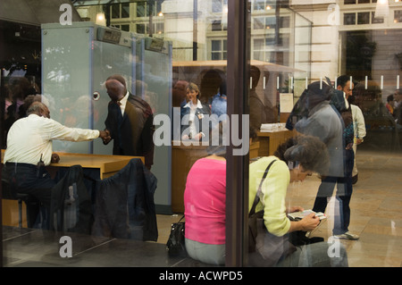 Solo uso editoriale nessun modello di rilascio Toursist in attesa nei pressi di security check point nel Musee D orsy parigi francia attraverso la finestra Foto Stock