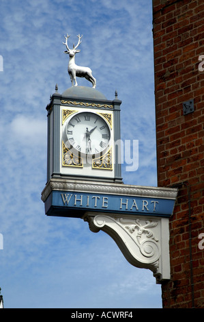 Ornate clock sul White Hart Hotel Lincoln Lincolnshire England Regno Unito Regno Unito Europa Foto Stock