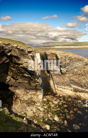 Geo ingresso e scogliere sul brough di birsay Isole Orcadi Scozia UK Foto Stock