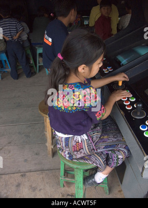 Indigenously vestito kids play video giochi rendendo un contrasto di international vs local Foto Stock