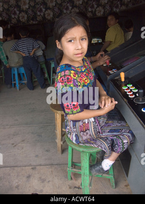 Indigenously vestito kids play video giochi rendendo un contrasto di international vs local Foto Stock