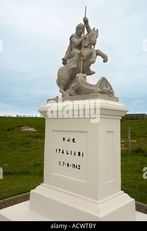 San Giorgio e il drago statua al di fuori della cappella italiana di agnello Holm Isole Orcadi Scozia Scotland Foto Stock