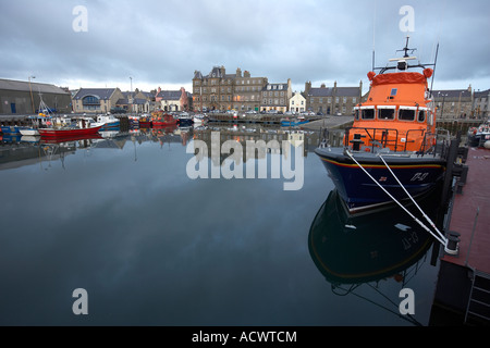 Kirkwall Harbour Isole Orcadi Scozia scialuppa di salvataggio e barche da pesca e gli edifici riflettono in Kirkwall Porto di notte Foto Stock