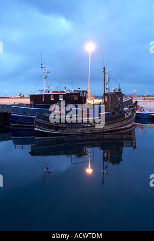 Kirkwall Harbour Isole Orcadi Scozia barche da pesca si riflette in Kirkwall Porto di notte Foto Stock