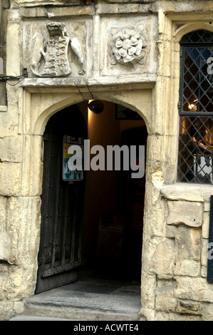 Tribunal porta ad una multa tardo XV secolo town house Glastonbury Somerset Inghilterra Foto Stock