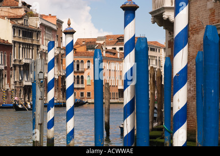 Una vista del Canal Grande a Venezia Italia visto attraverso alcuni blue ormeggi delle barche Foto Stock