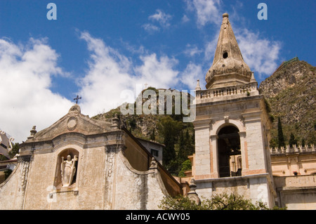 Parte superiore e il campanile della chiesa di San Giuseppe in Piazza 9 aprile a Taormina Italia sulla Sicilia Foto Stock