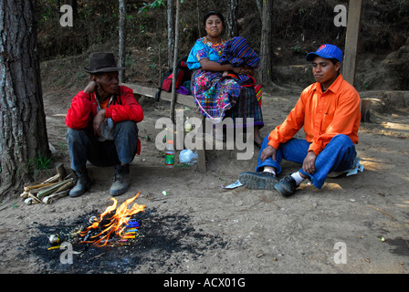 Sciamano holding rituali Maya a Pascal Abaj's Hill a Chichicastenango, Guatemala, America Centrale Foto Stock