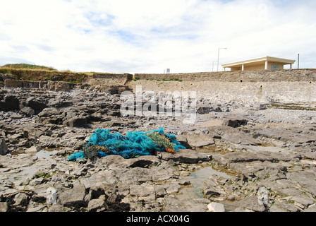 Plastica spiaggiata rete da pesca n. 2524 Foto Stock