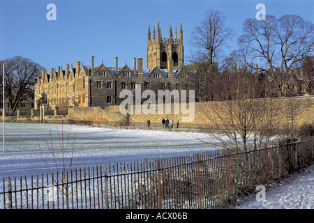 Vista di Merton College dal Dead Mans a piedi in tutta coperta di neve la Chiesa di Cristo Prato Foto Stock