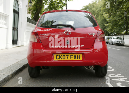 Un red club auto parcheggiate in una strada di Londra Foto Stock