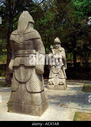 Statue stand guardia sul percorso verso la tomba Xiaoling in Ming Xiaoling Scenic Area, Nanjing, Cina Foto Stock