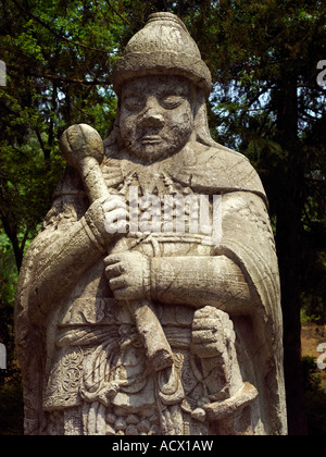 Statue stand guardia sul percorso verso la tomba Xiaoling in Ming Xiaoling Scenic Area, Nanjing, Cina Foto Stock