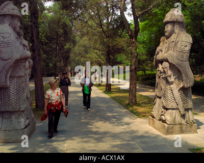 Statue stand guardia sul percorso verso la tomba Xiaoling in Ming Xiaoling Scenic Area, Nanjing, Cina Foto Stock