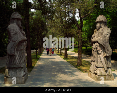 Statue stand guardia sul percorso verso la tomba Xiaoling in Ming Xiaoling Scenic Area, Nanjing, Cina Foto Stock