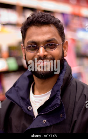 Moazzam Begg, ex Guantanamo Bay detenuto Ottakars bookshop Aberystwyth REGNO UNITO Foto Stock