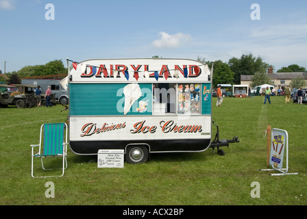 Ice Cream caravan al Horham Bygone Rally in Suffolk Foto Stock