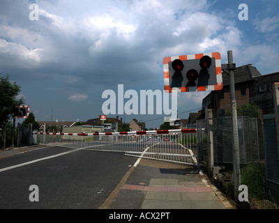 Passaggio a livello chiuso di barriera e la spia luminosa lampeggia Foto Stock