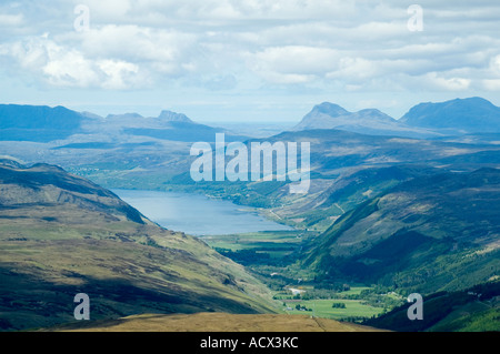 La testa di Loch Ginestra e i picchi Coigach, dalla cresta della gamma Fannichs, vicino a Ullapool, regione delle Highlands, Scotland, Regno Unito Foto Stock