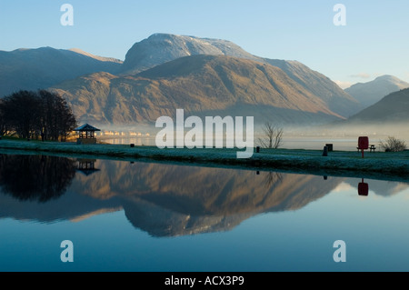 Ben Nevis riflessa in Caledonian Canal a Corpach, vicino a Fort William, regione delle Highlands, Scotland, Regno Unito Foto Stock