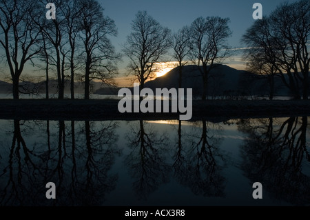 Il tramonto del Caledonian Canal a Corpach, vicino a Fort William, regione delle Highlands, Scotland, Regno Unito Foto Stock