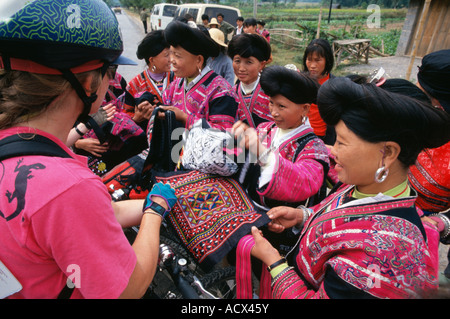 Le donne in costumi tradizionali vendono artigianato Guanxi Cina Foto Stock