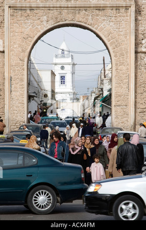 Tripoli, Libia. Ingresso alla medina di Tripoli, turco di Clock Tower, secolo XIX in background Foto Stock