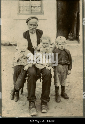 Armadio fotografia di padre e figli circa 1880 Foto Stock