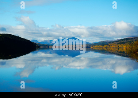 Riflessioni in Loch Garry, Invernesshire, Scotland, Regno Unito Foto Stock