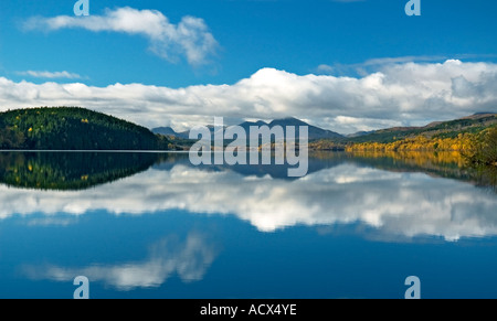 Riflessioni in Loch Garry, Invernesshire, Scotland, Regno Unito Foto Stock