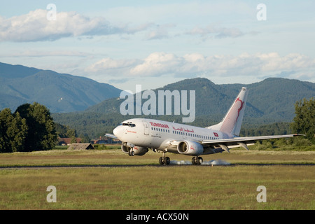 Boeing 737 600 Tunisair dalla Tunisia in Nord Africa in atterraggio a Lubiana Joze Pucnik airport, Brnik, Slovenia Foto Stock